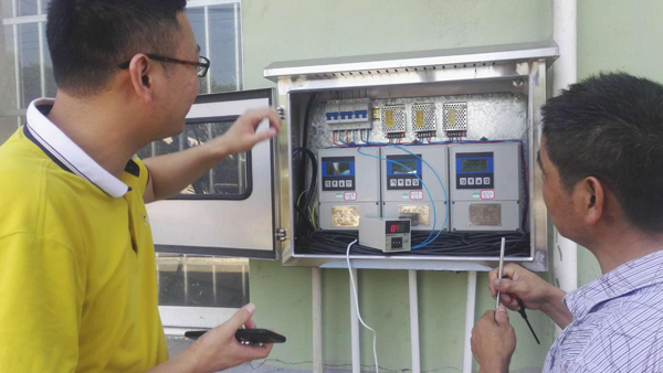 沈工進行現(xiàn)場調(diào)試