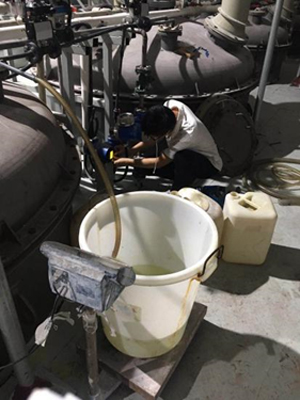 工程師進(jìn)行現(xiàn)場調(diào)試